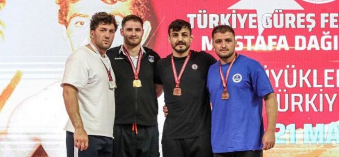 Güreşçiler Türkiye Şampiyonasından 2 madalya çıkardı