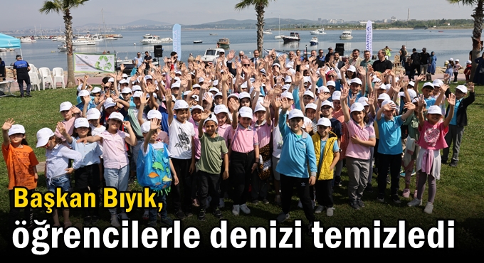 Başkan Bıyık, öğrencilerle denizi temizledi