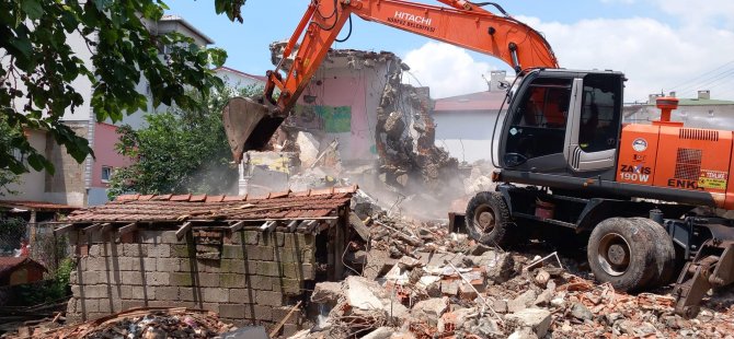 Vatandaşın güvenliği için metruk binalar yıkılıyor