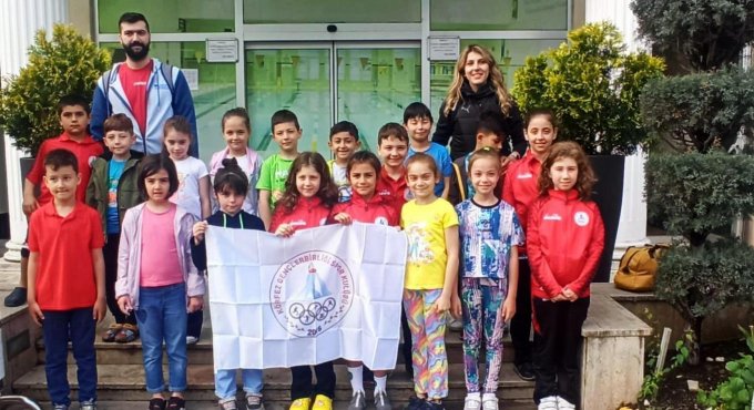 Körfezli minik yüzücülerin büyük başarısı