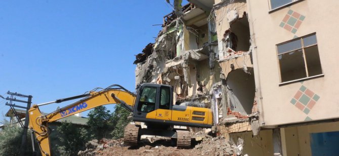 Körfez’de 4 katlı metruk bina yıkıldı