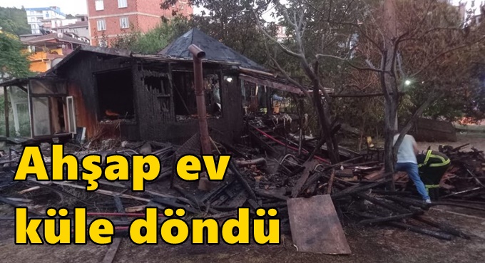 Ahşap ev çıkan yangında küle döndü