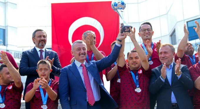 Şampiyonluk kupasını Başkan Büyükakın’a getirdiler