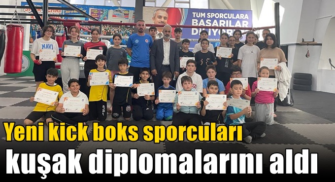 Yeni kick boks sporcuları kuşak diplomalarını aldı