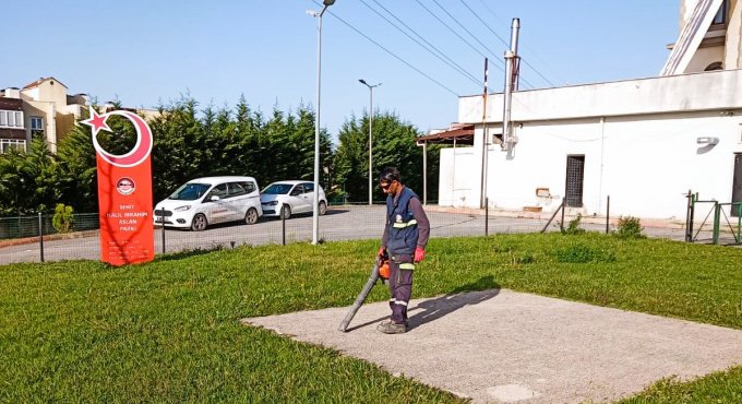 Parklarda temizlik çalışmaları sürüyor