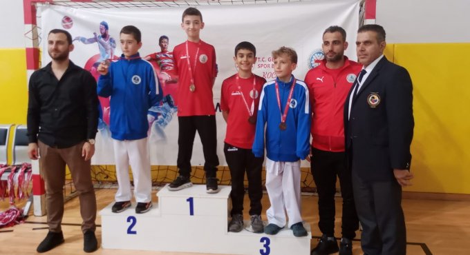 Körfezli karateciler Kartepe’de madalya bırakmadılar