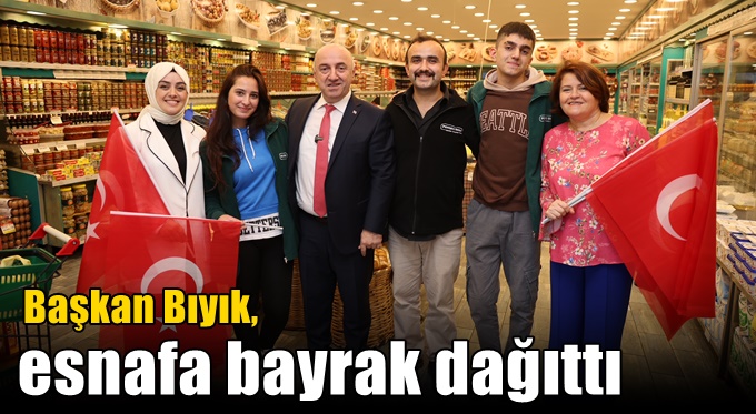 Başkan Bıyık, esnafa bayrak dağıttı
