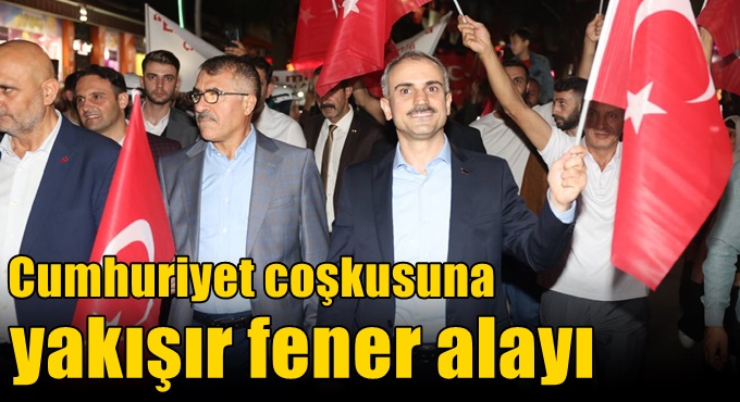Cumhuriyet coşkusuna yakışır fener alayı