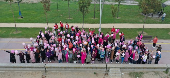 Kadınlardan pembe balonlarla farkındalık yürüyüşü