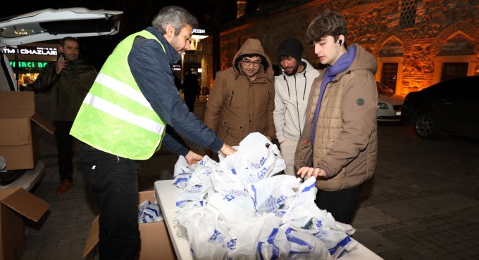 Büyükşehir'den kandil akşamında simit ve tatlı ikramı