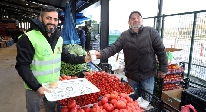 Büyükşehir’den Kartepe’de pazarcıya sabah çorbası