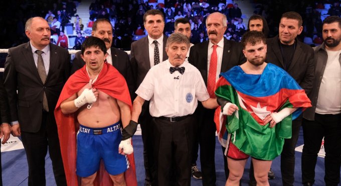 Dövüşçüler ringin tozunu attırdı