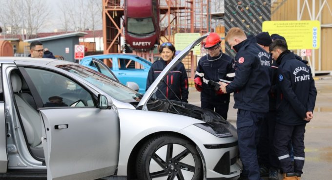 Büyükşehir İtfaiyesine elektrikli araç yangınları eğitimi