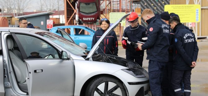 Büyükşehir İtfaiyesine elektrikli araç yangınları eğitimi