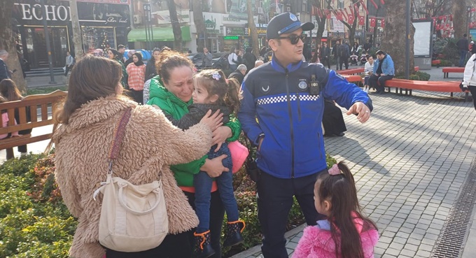 Büyükşehir zabıtası kaybolan 5 çocuğu ailesine kavuşturdu