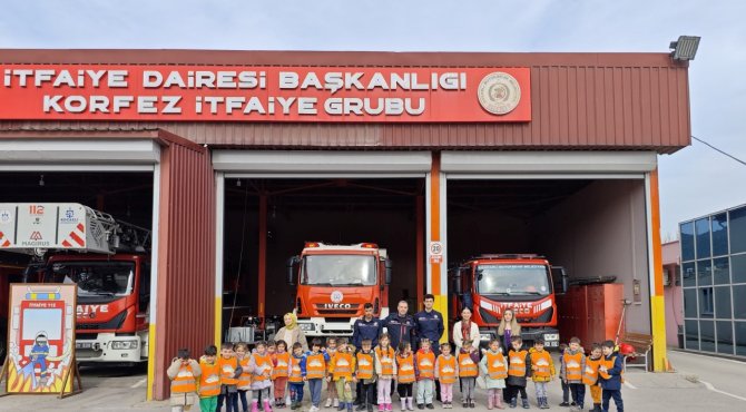 Büyükşehir İtfaiyesinin minik ziyaretçileri