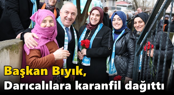 Başkan Bıyık, Darıcalılara karanfil dağıttı