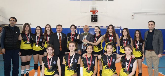 Körfez’de ortaokullar arası voleybolşampiyonu Petkimoldu