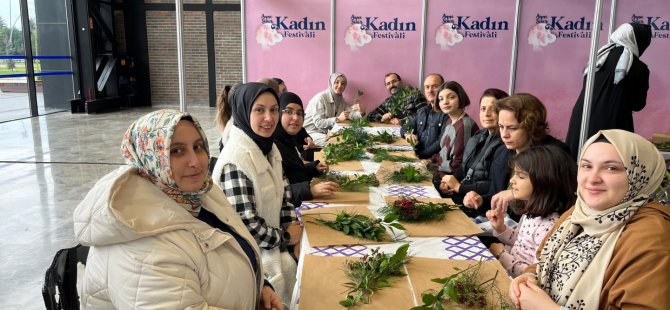 Beyler Kadın Festivali’nde eşlerine çiçek yaptı