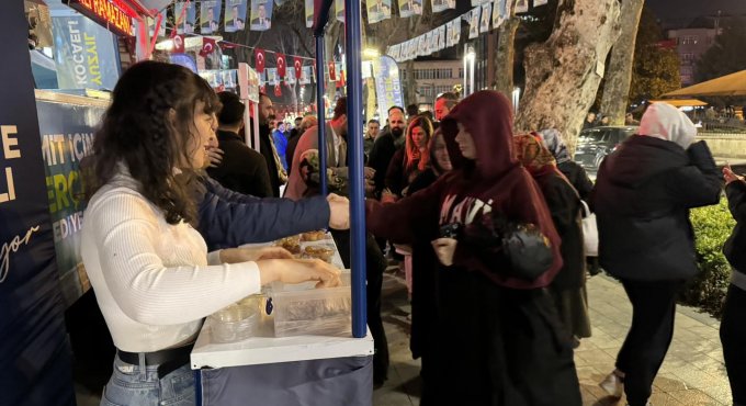 AK Parti İzmit’te her akşam lokma dağıtıyor