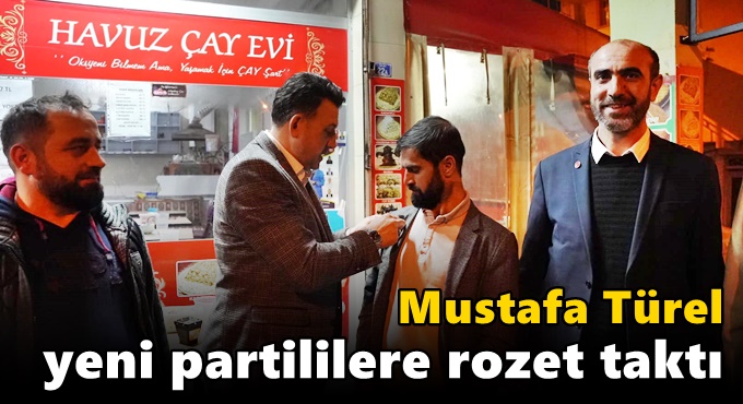 Türel yeni partililere rozet taktı