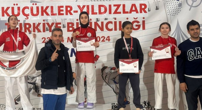 Karateci kızlarımız İzmir’den şampiyonlukla döndüler