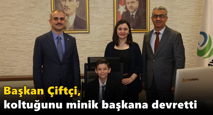 Çiftçi, koltuğunu minik başkana devretti