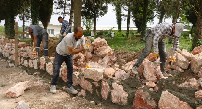 17 mezarlıkta taş duvar ve tel çit yapılıyor