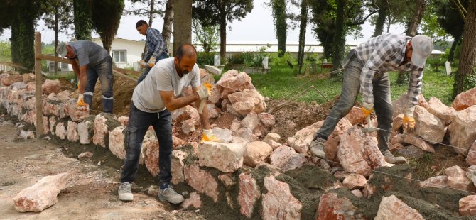 17 mezarlıkta taş duvar ve tel çit yapılıyor