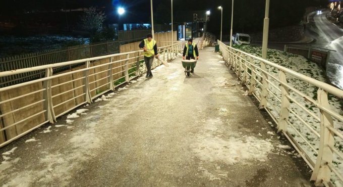 Büyükşehir’den üst geçitlere buzlanma müdahalesi