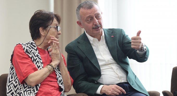 Büyükakın, Anneler Günü’nde şehit ailesi ve huzurevine gitti