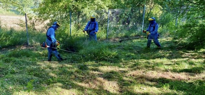 Körfez’de mezarlıkları bayrama hazır