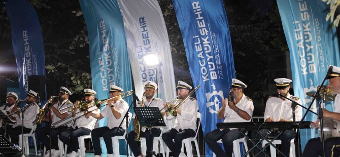 Büyükşehir Bandosu Körfez sahilini inletti