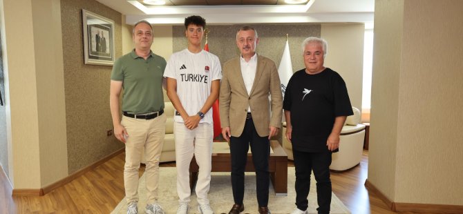 Büyükakın, genç milli yüzücüyü kabul etti