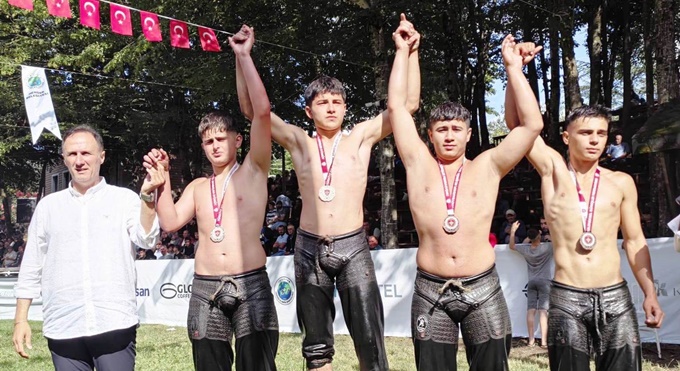 Körfezli genç güreşçi Ali Rıza Hendek’te kürsüde