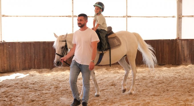 Yaz tatiline at üstünde ‘merhaba’ dediler