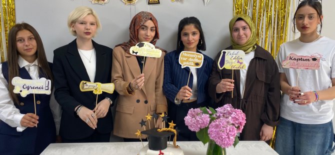 Beyaz Kalpler’de mezuniyet sevinci