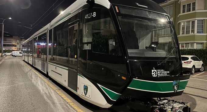 9. tramvay raylara indi, son araç yolda