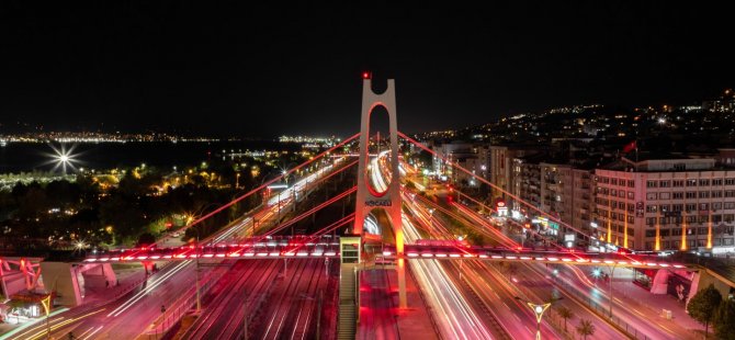 Kocaeli’de üst geçitler al bayrağın renkleriyle ışıldadı