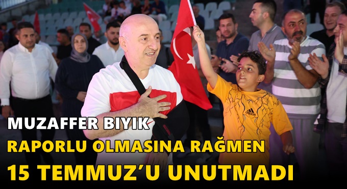 Kolunda sargıyla demokrasi nöbetine katıldı