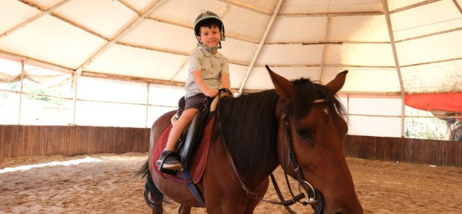 Minik biniciler at sevgisiyle büyüyor