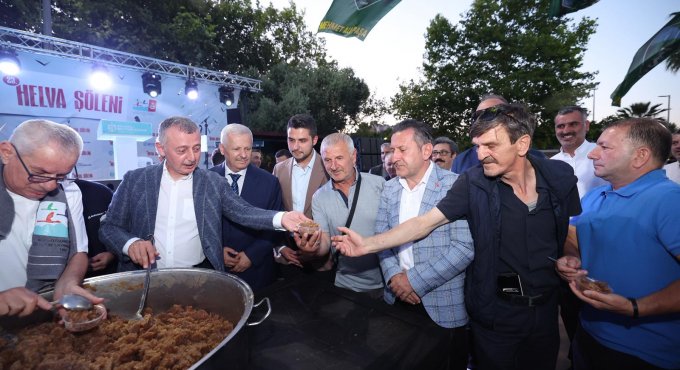 Başkan Büyükakın, kazanı açtı, ilk helvaları dağıttı