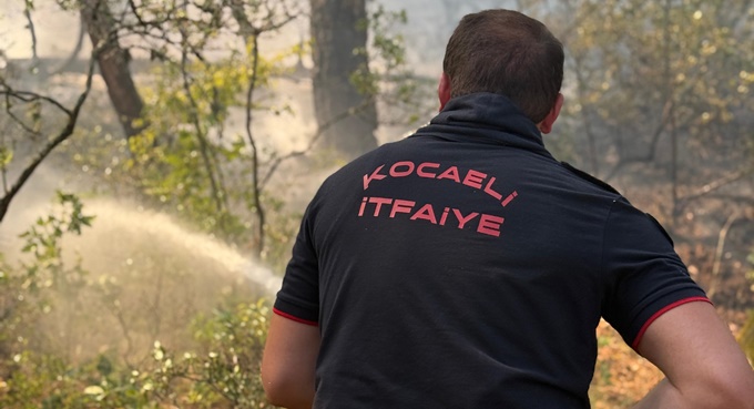 Komşudaki yangına çok sayıda araç ve ekiple müdahale