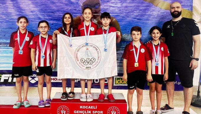 Gebze'de yüzücüler kıyasıya mücadele etti!