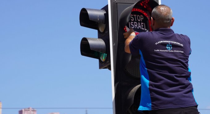 Büyükşehir, kırmızı ışıkla “Stop İsrail” dedi