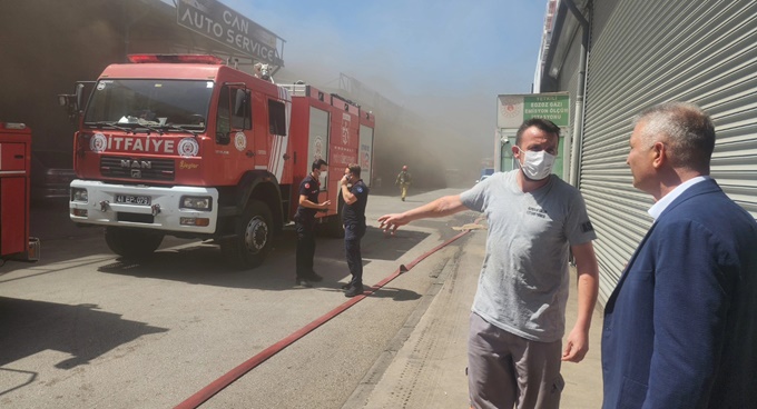 Gölcük'te 4 işyeri yangından hasar gördü