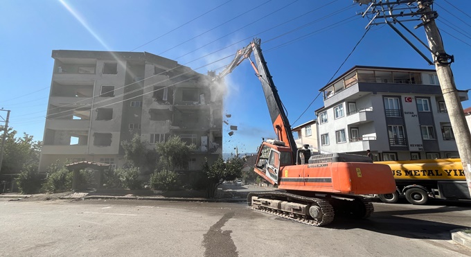 1999 depreminde ağır hasar görmüş yapıyı yıkılıyor!
