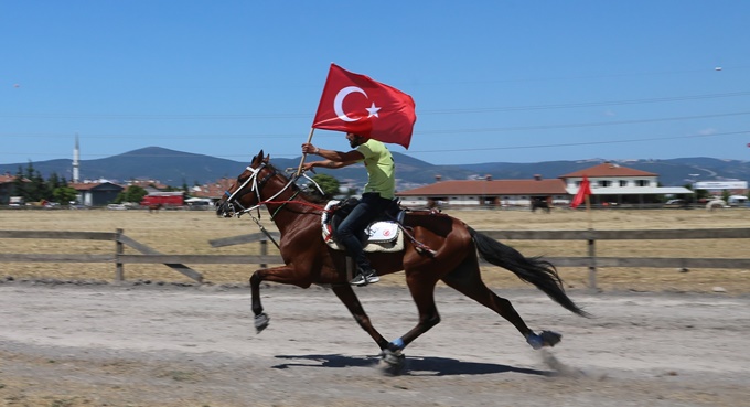 RAHVAN AT YARIŞLARI HEYECANINDA SIRA GÖLCÜK KOŞUSUNDA