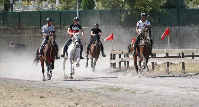 RAHVAN AT YARIŞI GÖLCÜK KOŞUSU NEFESLERİ KESTİ