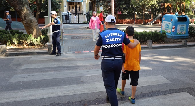 Büyükşehir Zabıtası ile okul yolu daha güvenli